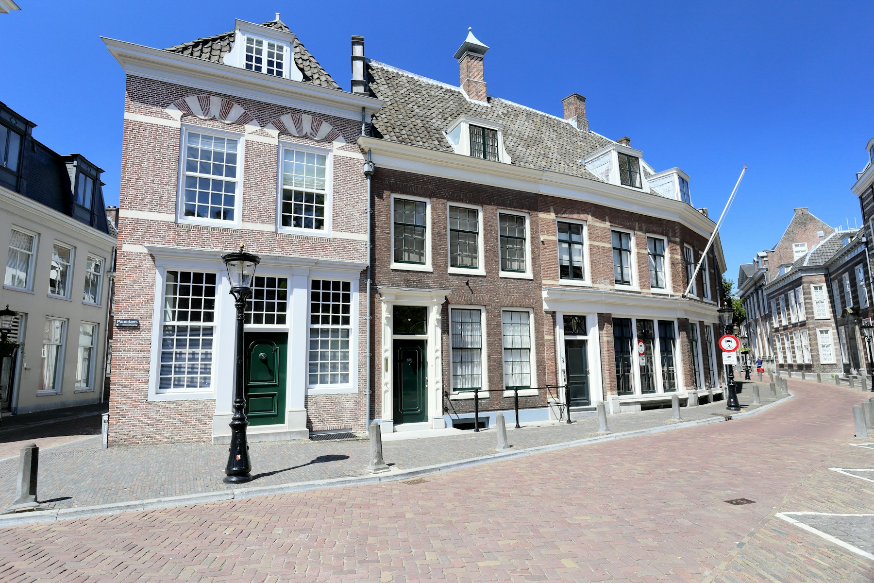 Nederlandse straat met karakteristieke panden